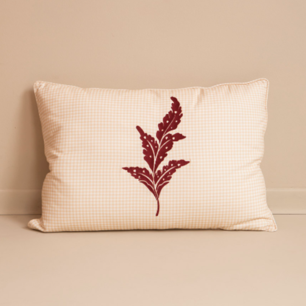 Cojín Carmín Leaf — vista principal (Bárbara Bogas)