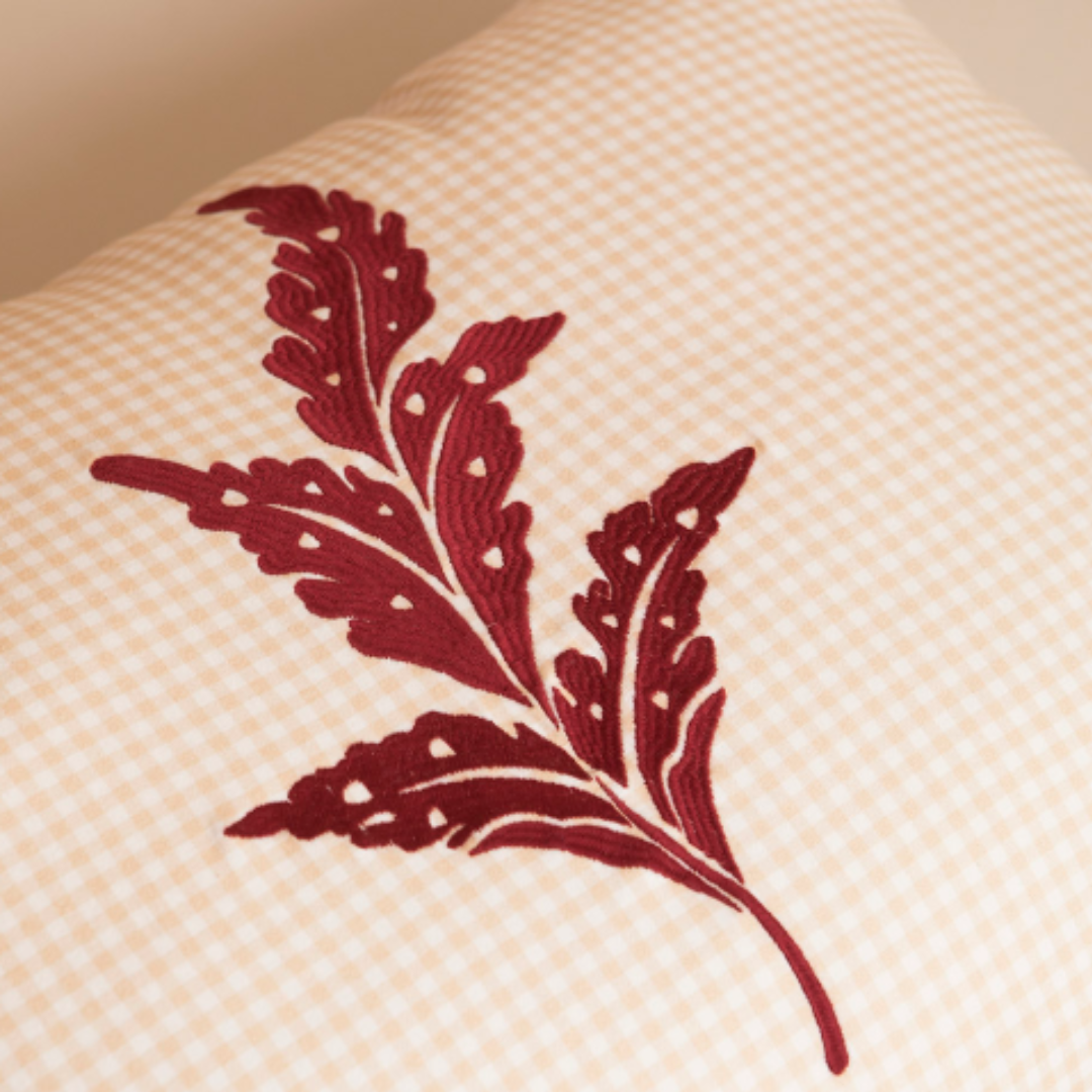 Cojín Carmín Leaf — detalle 2 (Bárbara Bogas)