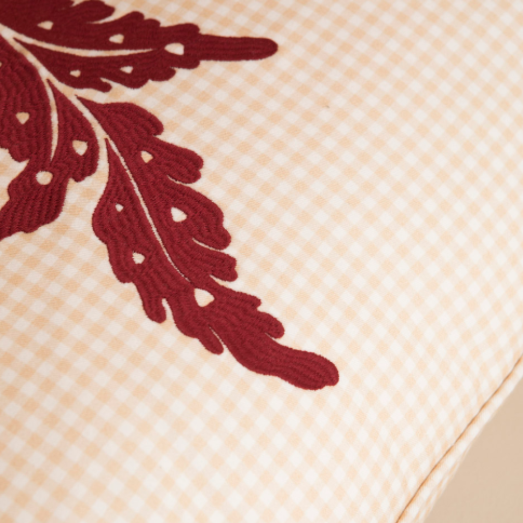 Cojín Carmín Leaf — detalle 3 (Bárbara Bogas)