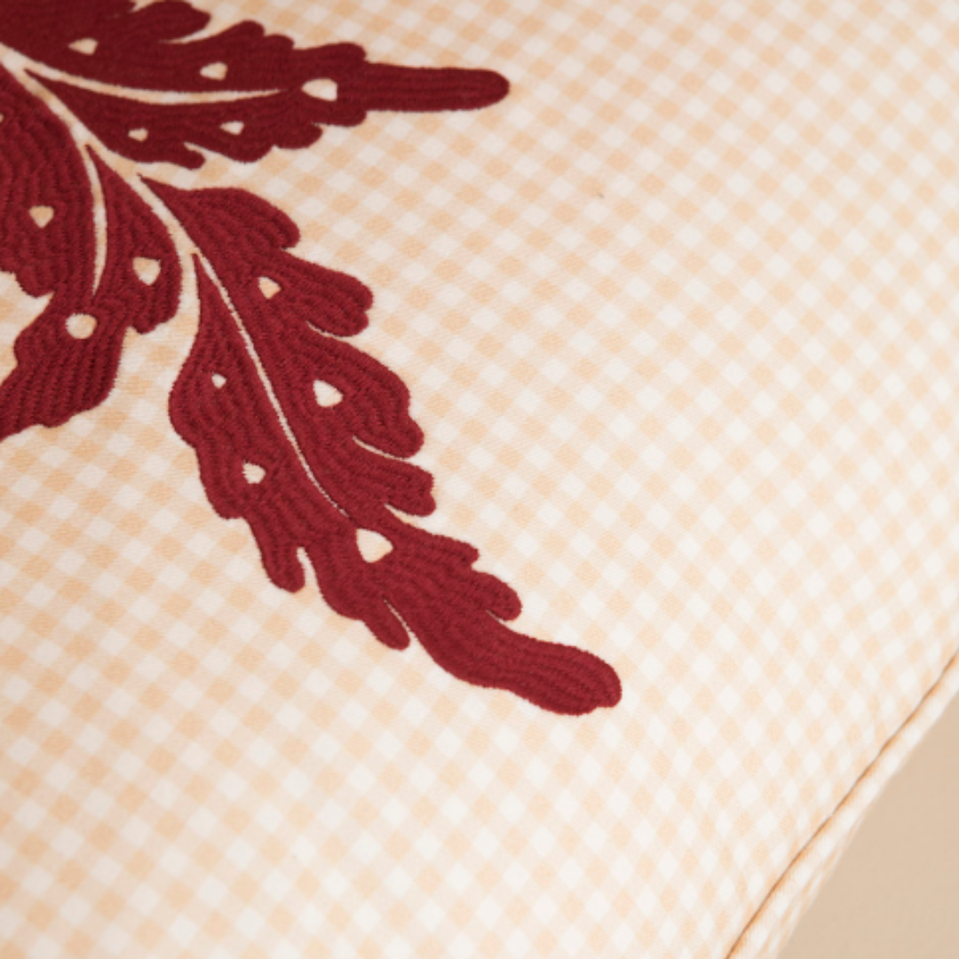 Cojín Carmín Leaf — detalle 3 (Bárbara Bogas)